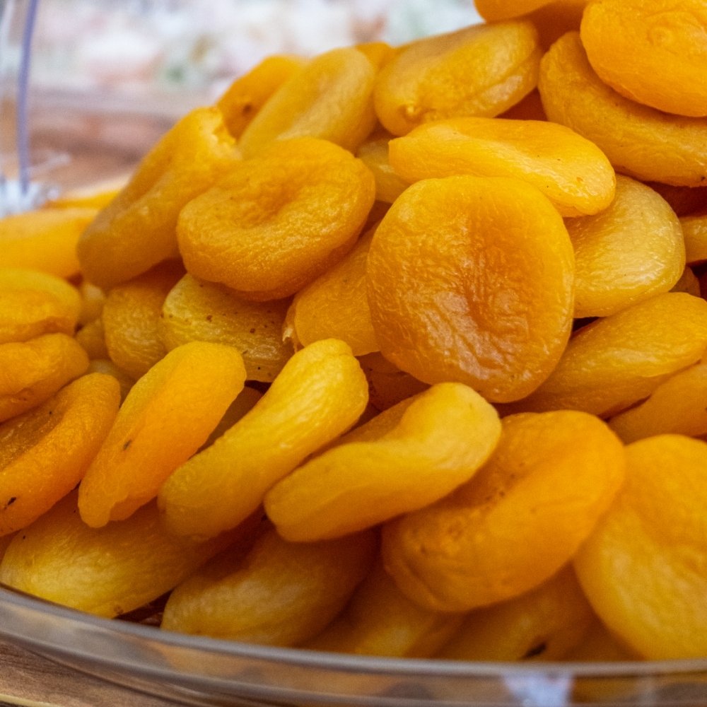 Malatya Sarı Jumbo Kayısı; kahvaltı, ara öğün, tatlı, hoşaf ve ikram tabakları için iri taneli geleneksel kuru meyvedir. Bereketli Hilal’de inceleyin.